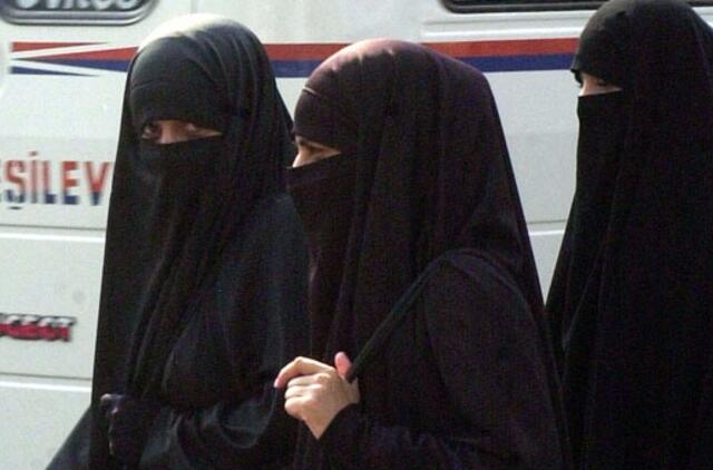 Prancūzijoje žengtas žingsnis musulmoniškų skarų draudimo link