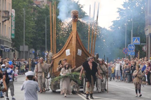Spalvinga eisena nuskaidrino Jūros šventės nuotaiką