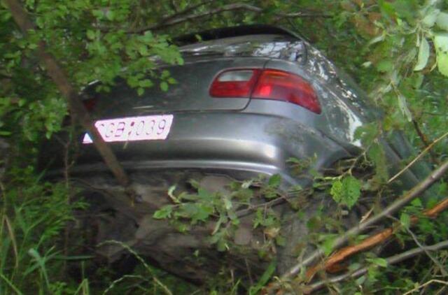 Žvyrkeliu lėkusi "Honda" atsidūrė upėje