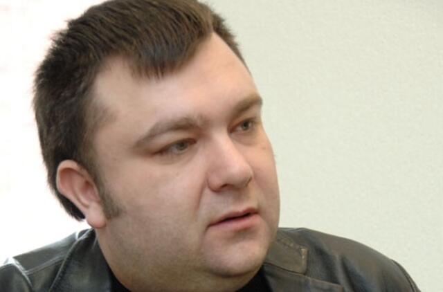 Eugenijus Ostapenka šlapinosi laiptinėje