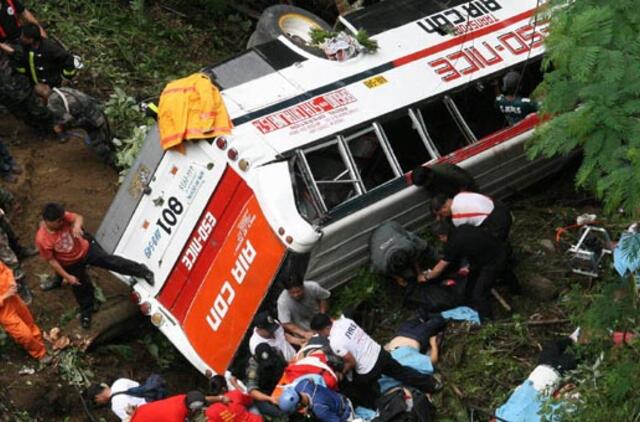 Filipinuose autobusui nugarmėjus į tarpeklį žuvo 35 žmonės