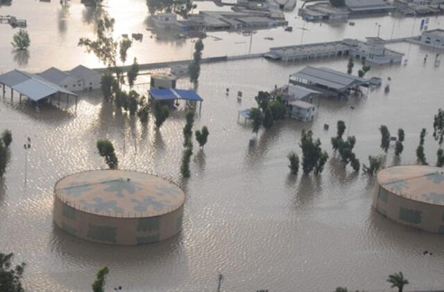 Gelbėjimo darbus Pakistane trikdo smarkios liūtys