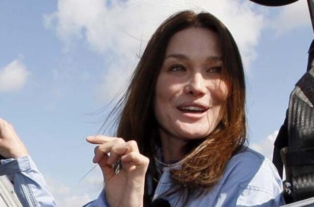 Irano laikraštis Prancūzijos prezidento žmoną Carla Bruni pavadino prostitute