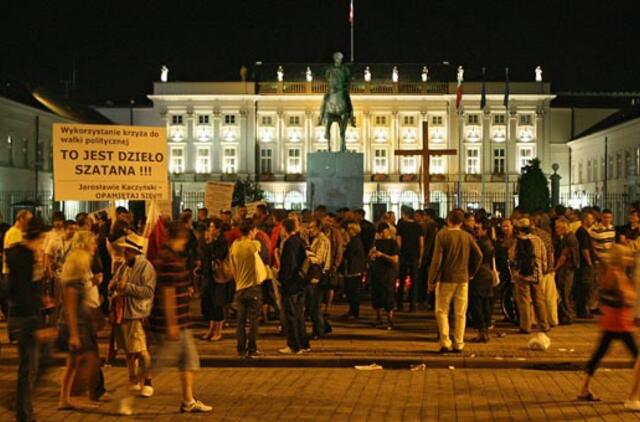 Lenkai nepatenkinti kryžiumi, skirtu žuvusiam prezidentui atminti