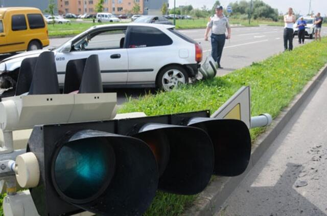 Neveikiantis šviesoforas ir vėl prišaukė avariją