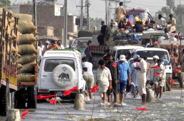 Pakistane potvynio srovė apvertė autobusą, žuvo 20 žmonių