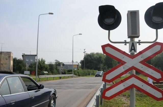 Pervažoje šviesoforas eismą draudė valandą