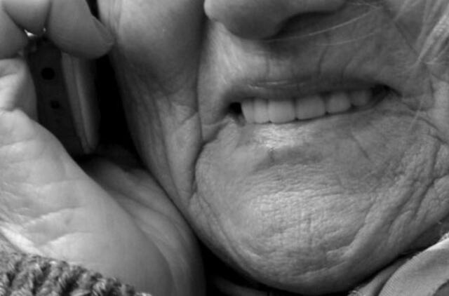Senolė ant telefoninių sukčių kabliuko užkibo dukart per dieną