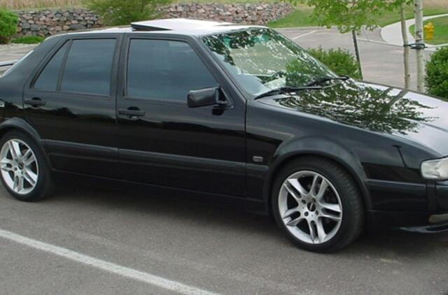 Uoste sulaikytas įtartinas lengvasis automobilis