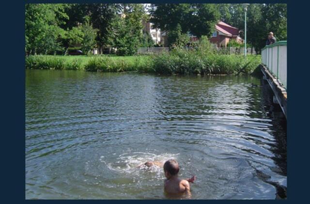 Vaikai Šilutės parke atidarė maudyklę