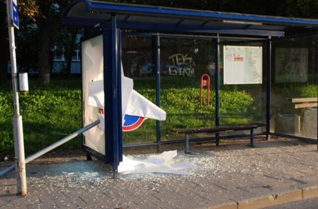 Vandalai suniokojo autobusų stotelę