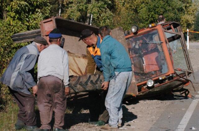 Apvirtus traktoriui žuvo abu juo važiavę vyrai