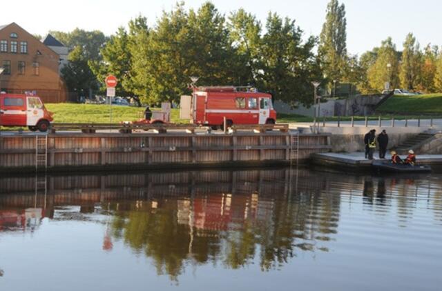 Danės upėje ugniagesiai gelbėtojai ieško tepalų
