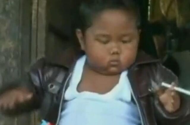 Dvejų metų berniukas Indonezijoje atsikratė potraukio rūkyti