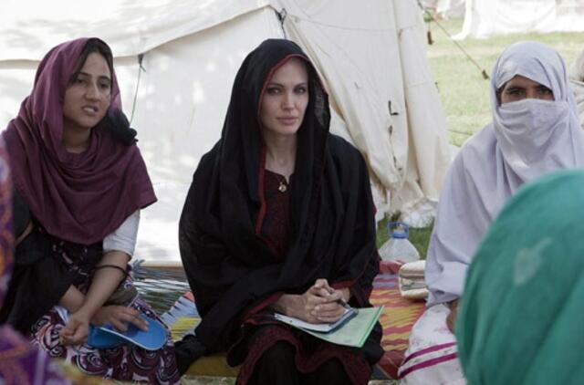Holivudo žvaigždė Angelina Jolie aplankė potvynio aukas Pakistane