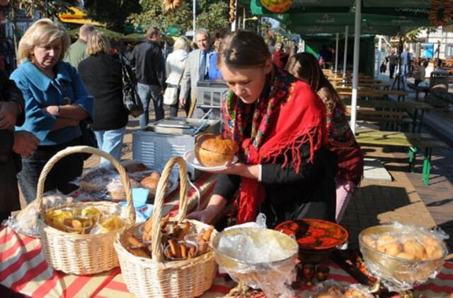 Į Palangos tūkstančio stalų šventę traukė minios