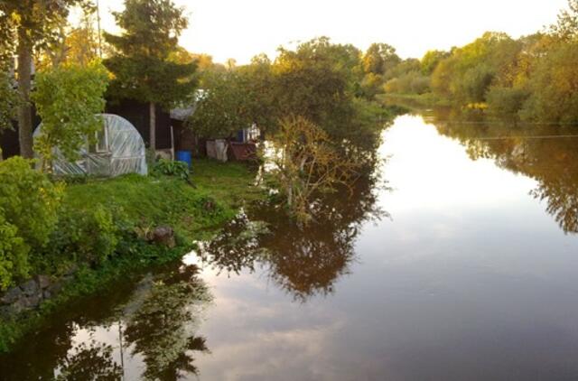 Ištvinusi Veiviržo upė apsėmė kelią į Klaipėdą