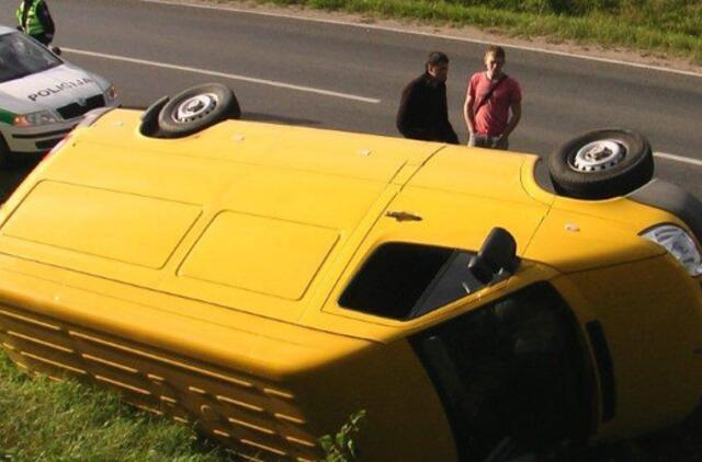 Kelyje Jakai-Dovilai apsivertė mikroautobusas