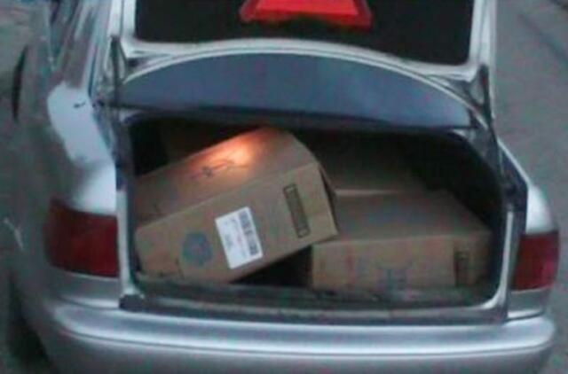 Kontrabandininkai neteko ir prekių, ir automobilio