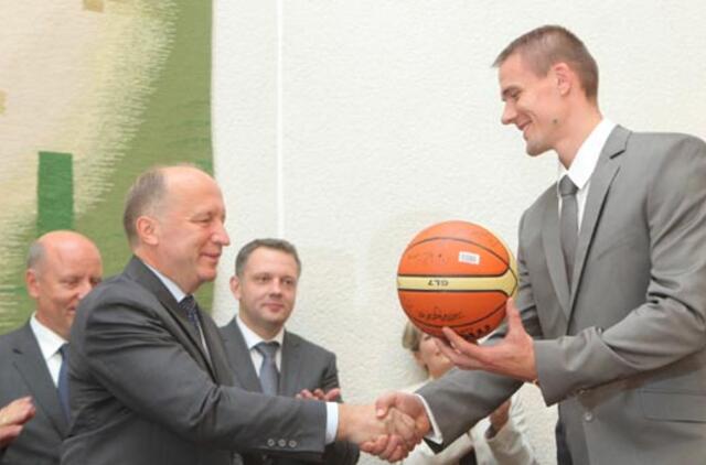 Lietuvos vyrų krepšinio rinktinei įteikta 180 tūkst. litų premija