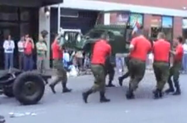 Nori būti jūrų pėstininku? O ar gali išardyti ir vėl surinkti visureigį?