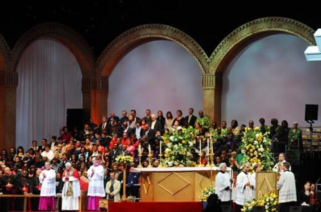 Popiežius susitiko su britų kunigų pedofilų aukomis