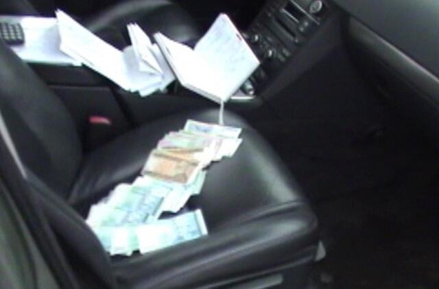 Pričiuptas neoficialius atlyginimus vokeliuose mokėjęs bendrovės direktorius