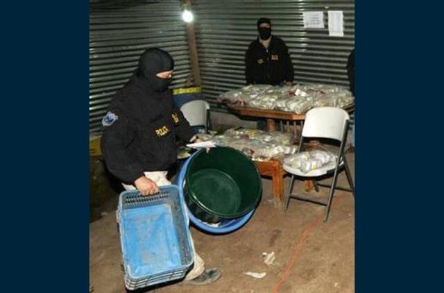 Salvadoro teisėsaugininkai rado statinę su 9 milijonais dolerių