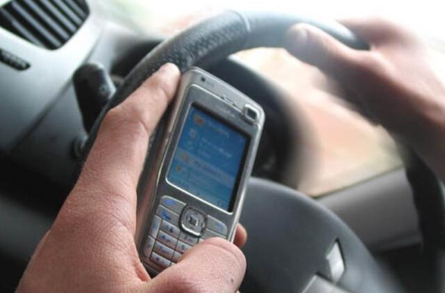 SMS žinučių rašymo vairuojant uždraudimas nesumažino avarijų skaičiaus