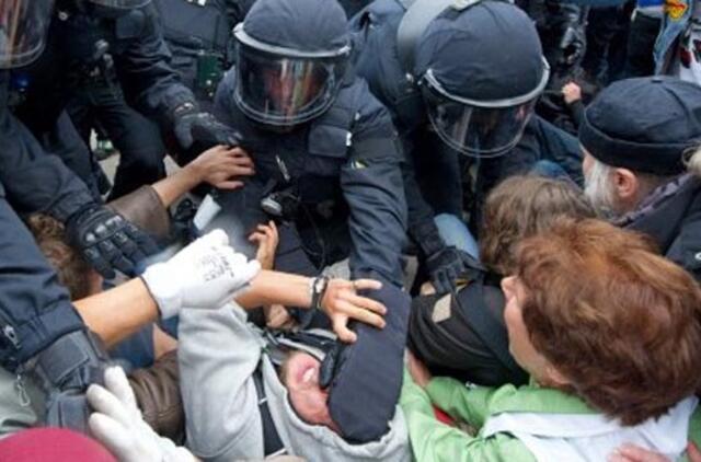 Štutgarte nuo policijos nukentėjo daug protestuotojų