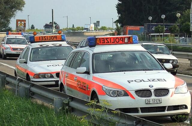 Šveicarų policininkai suremontuos neblaivaus pensininko automobilį