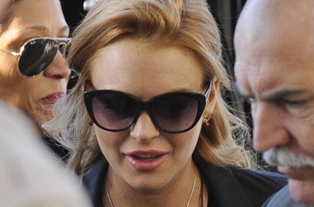 Teismas sutiko už užstatą paleisti aktoriukę Lindsay Lohan