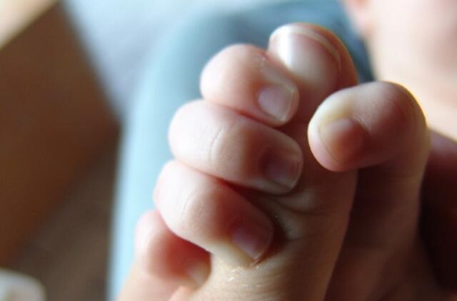 Valdžios reikalaujama apginti lesbiečių porai perduoto berniuko teises