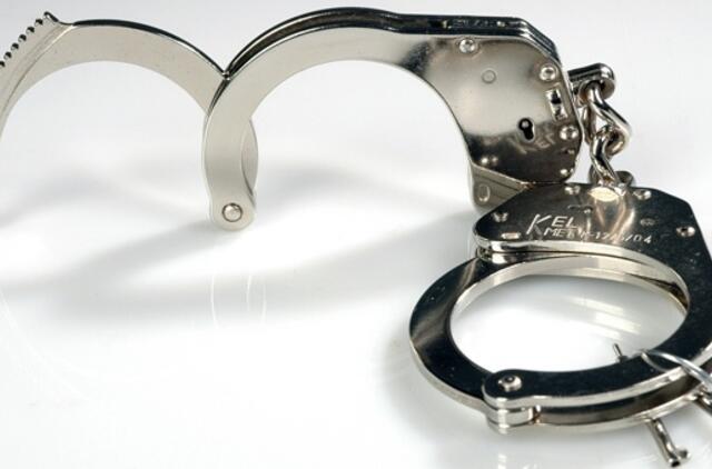 Antrankiais surakintas nepilnametis pabėgo iš teismo