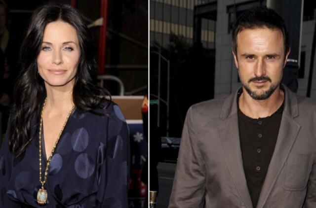 "Draugų" žvaigždė Courteney Cox skiriasi su vyru Davidu Arquette