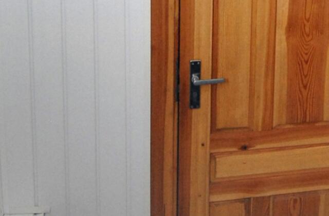 Duris merginoms atvėrę indai pakliuvo į spąstus