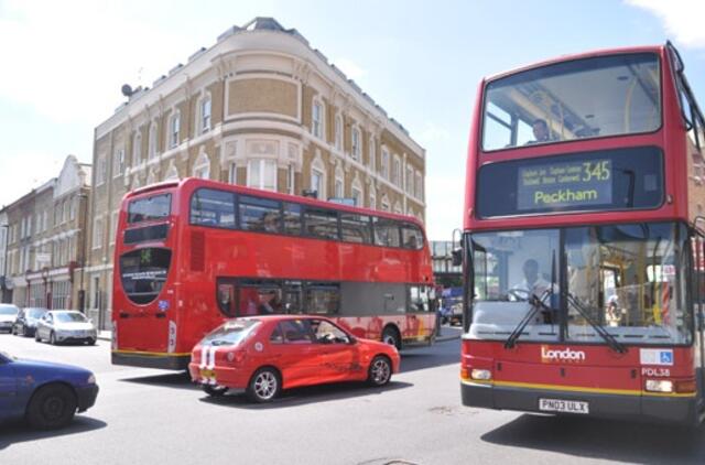 Dviem autobusų vairuotojam Anglijoje nurodyta numesti svorio
