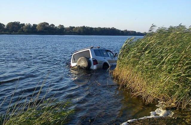 Girtas vyras visureigį nuvairavo į upę