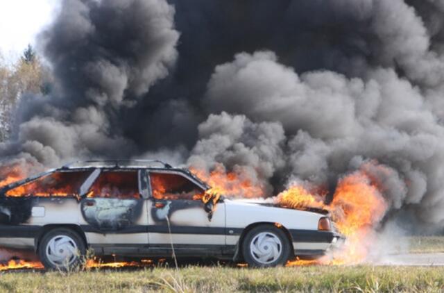 Kelią užtvėrė užsidegęs automobilis