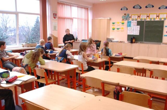 Mokyklų direktoriams kol kas leista vesti pamokas