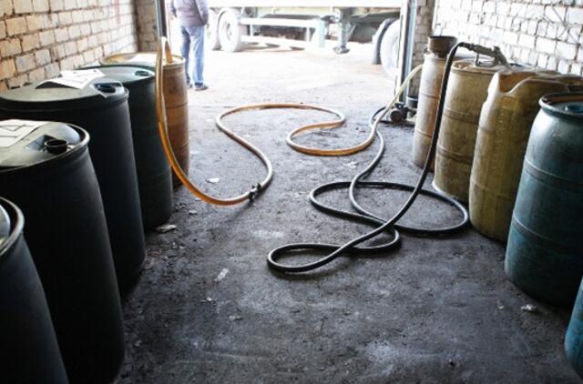 Nelegaliai degalinei Kaune kurą tiekdavo vilkikų vairuotojai iš Rusijos