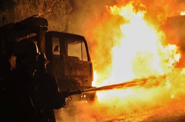 Pakistane toliau liepsnoja NATO vilkstinės automobiliai