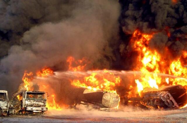 Pakistane vėl užpulta krovinį į Afganistaną gabenusi NATO vilkstinė