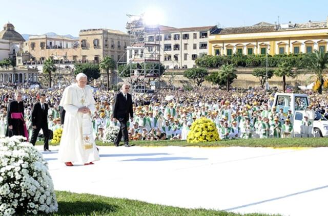 Popiežius pirmą kartą lankosi Italijos mafijos citadelėje Palerme