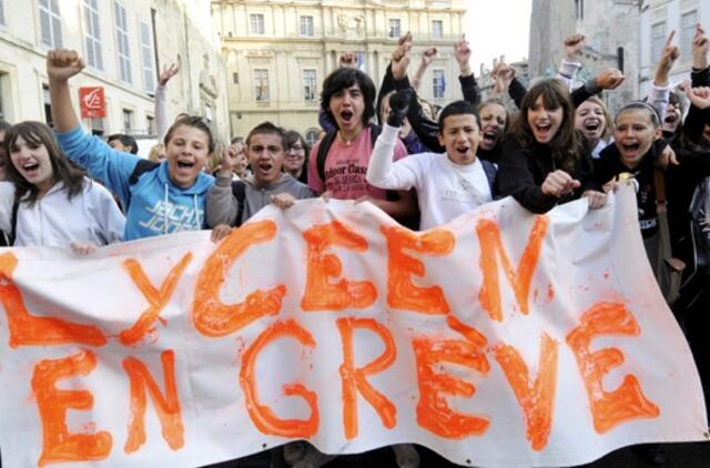 Prancūzijos studentai ir moksleiviai protestuoja prieš pensijų reformą