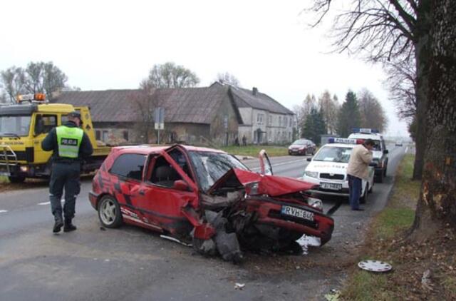 Šilutės rajone automobilis rėžėsi į medį