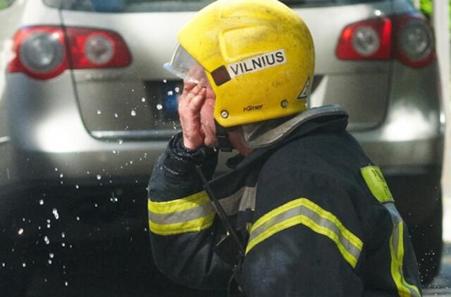 Sostinėje liepsnojo dviaukštis namas