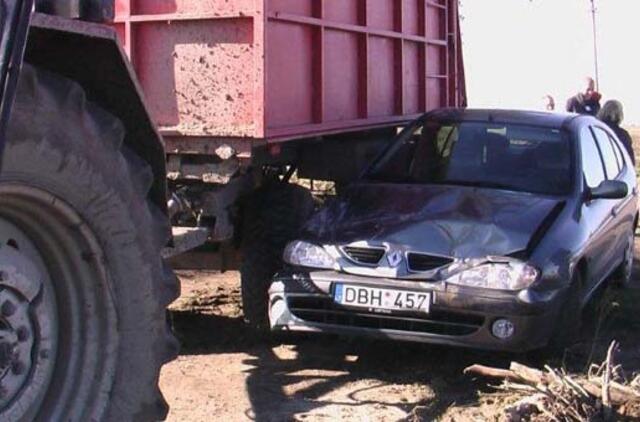 Traktoriaus ir “Renault” avarijoje – abipusė kaltė