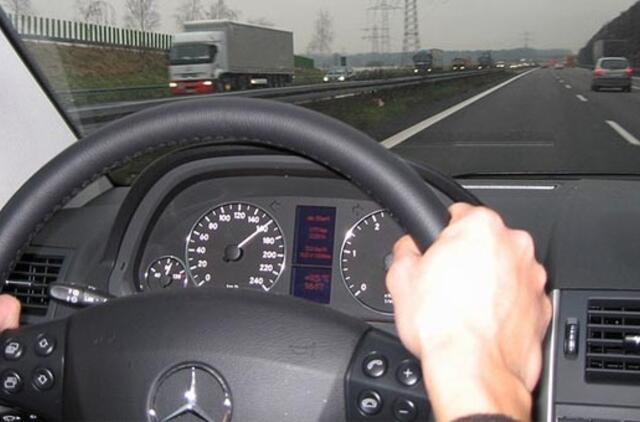 Tyrimas: kuo mažiau žmonių automobilyje telpa, tuo dažniau juo viršijamas greitis