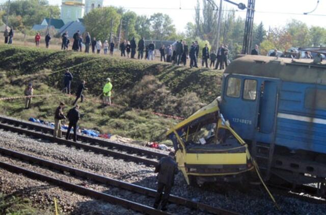 Ukraina: susidūrus traukiniui ir autobusui žuvo 40 žmonių